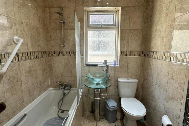 Bathroom 5, 4 Bed House - Sleeps 10 - Garden - Parking - Wifi, Doncaster