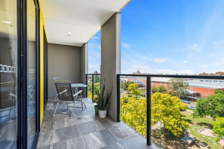 Interior 5, Executive and Spacious Apartment With Balcony, Melbourne