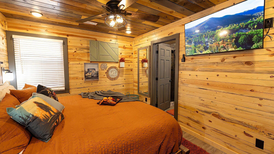 Room 2, Bigfoot Bunkhouse Pool Views Theater Arcade Firepit Book Now, Sevier