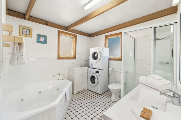 Bathroom 5, Batemans Bay Marina Resort, Eurobodalla