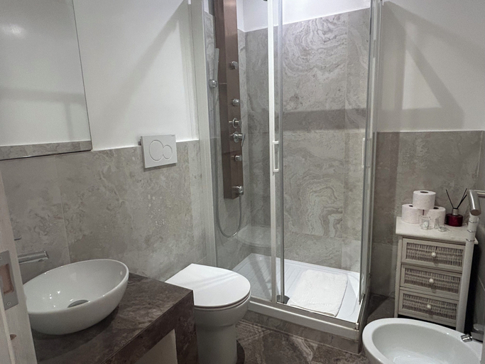 Bathroom 3, San Vitale by Ghor, Rome