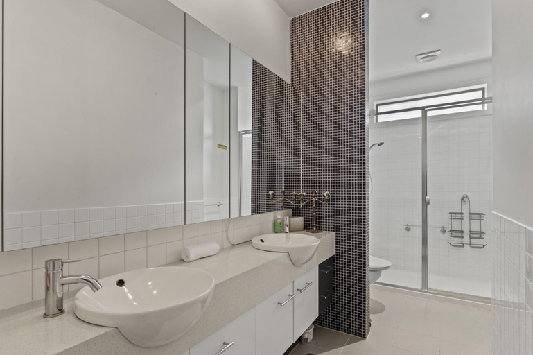 Bathroom, Lakeside 3-Bed Family Home with Amazing Views, Melbourne