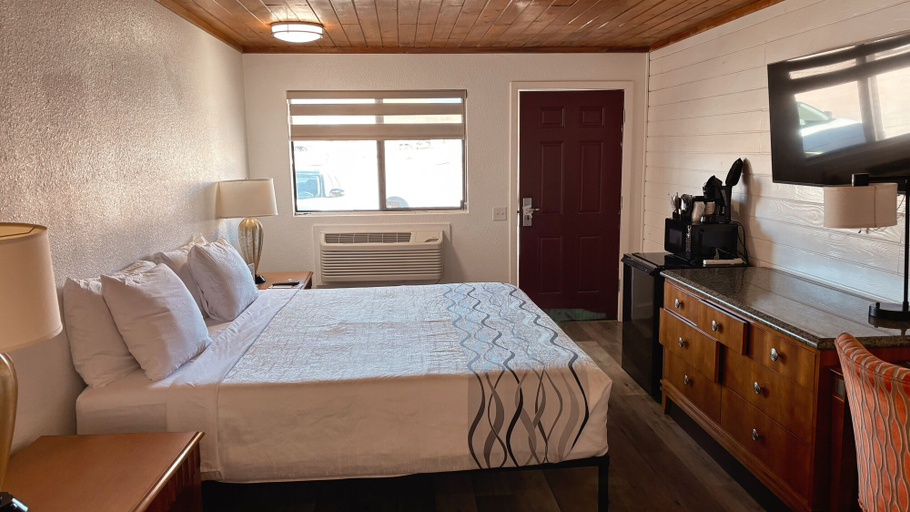 Bedroom 2, Whispering Sands Motel, Wayne