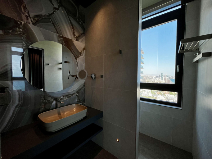 Room 5, 128 LIM - 2005 Stay Only Tower Suite