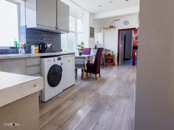 Private kitchen 5, WoodHouse Lodge Room 2, Stoke-on-Trent