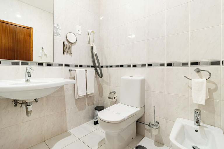 Bathroom 4, La Fontaine Hotel, Ovar