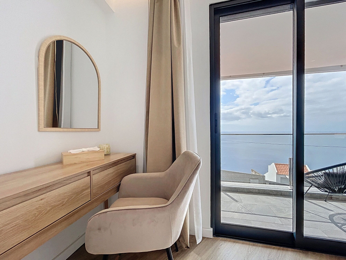 Room 3, Breeze House 1 by Atlantic Holiday, Santa Cruz