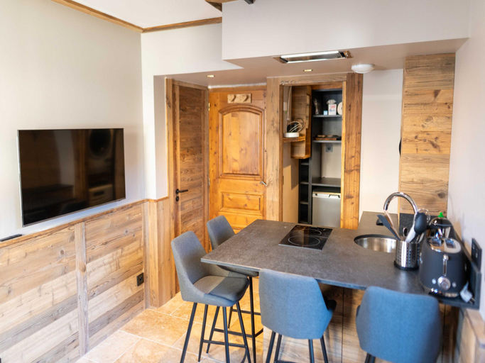 4, Apartment With Terrace and Parking Heart of Mega\"ve, Haute-Savoie