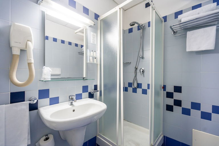 Bathroom 4, Europa Palace, Messina