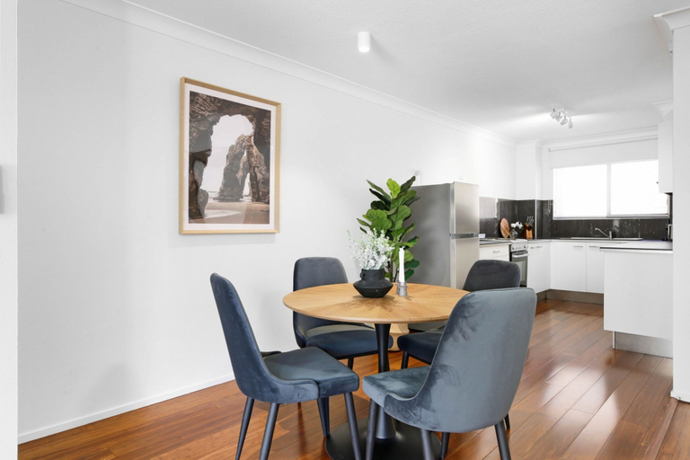 Private kitchen 4, Coastal 2-bed With Balcony, 200m From Beach, Gold Coast