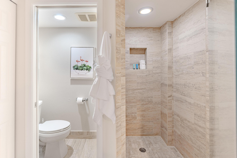 Bathroom 2, Gullwing #803, Lee