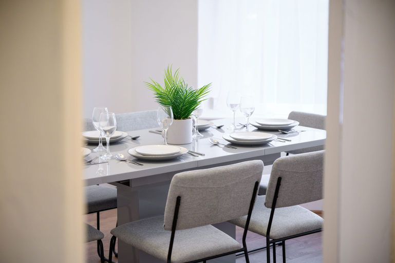 Room 4, Modern 3-bedroom Home With Garden, Manchester