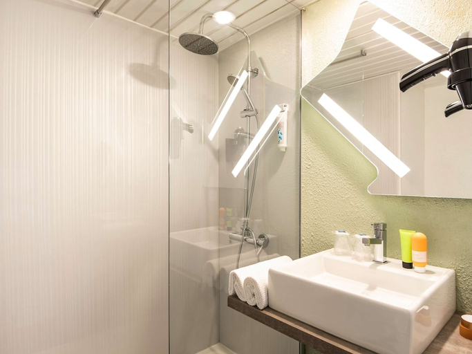 Bathroom 4, Ibis Budget Saint-Ouen-l'Aumône, Val-d'Oise