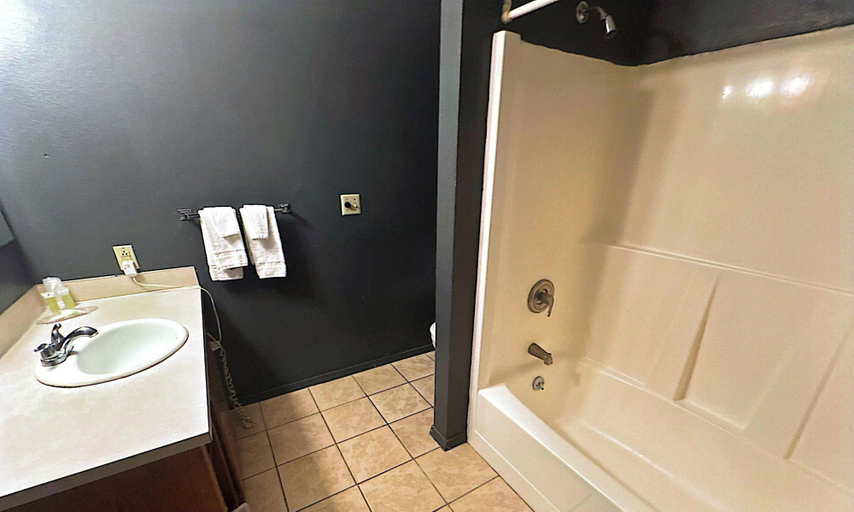 Bathroom 3, Windmill Inn Lynden, Whatcom
