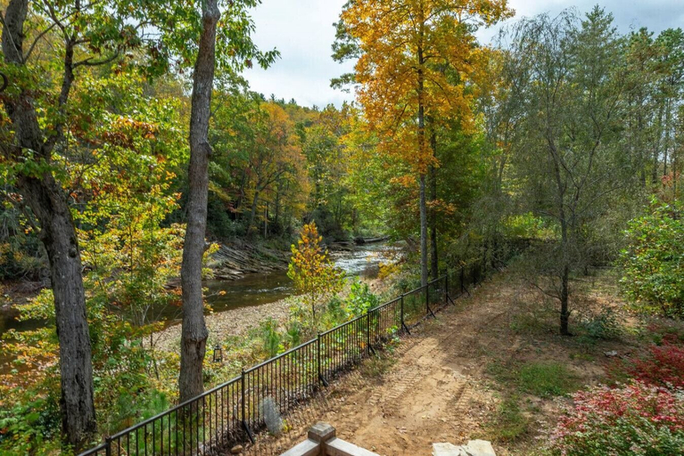 Room 3, Luxe Riverfront Escape Mtn Views Pickleball Ct, Yancey