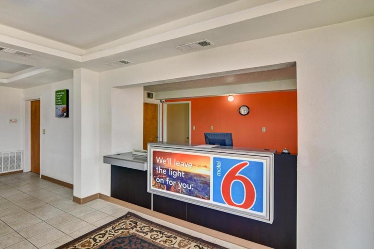 Others 5, Motel6 Lindale, TX, Smith