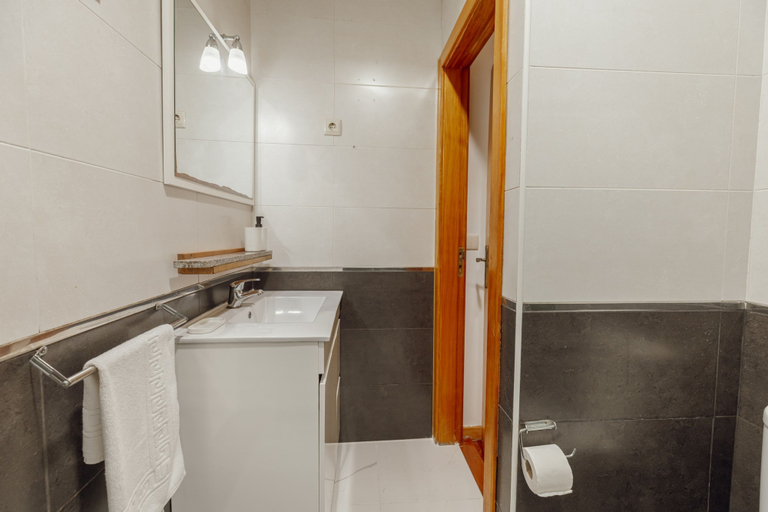 Room 5, Modern Terrace 2BD Apartment by Vacationy, Porto
