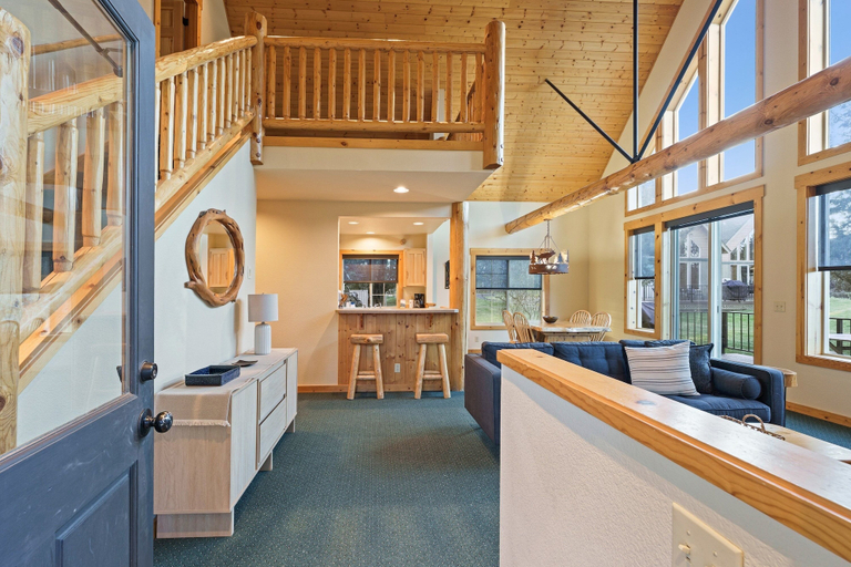Living area 2, Red Wing Nest 3 Bedroom Home, Deschutes