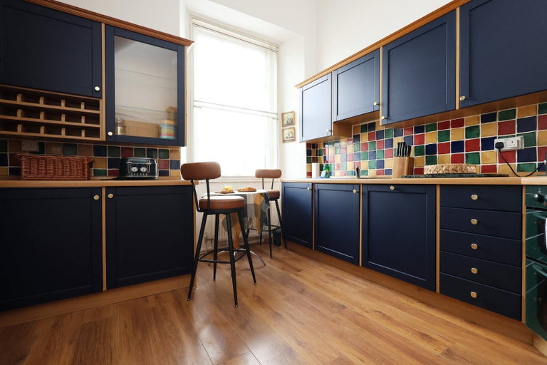 Private kitchen 3, Spacious 3BR Flat in Cowbridge Centre, Vale of Glamorgan