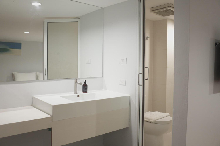 Bathroom 4, Nantra Sukhumvit 39 Hotel, Wattana