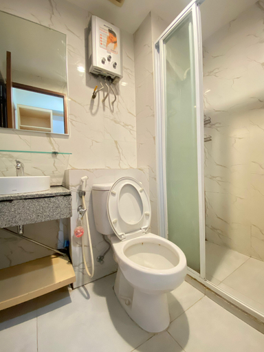 Bathroom, Panbers Property Studio Grand Kamala Lagoon, Bekasi