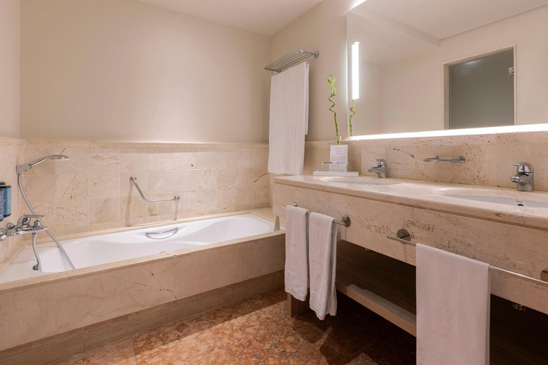 Bathroom 5, Hipotels Barrosa Palace & SPA, Cádiz