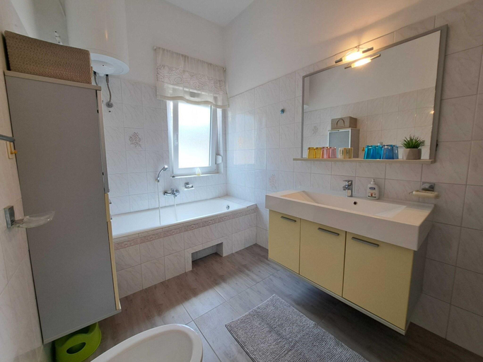 Bathroom 3, Spacious Urban Retreat Apartment with Terrace - Two Bedroom Apartment with Terrace, Novigrad