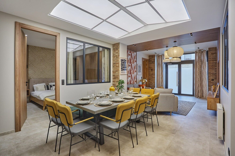 Dining 3, Exceptional Apartment Near Montmartre 10 People, Paris