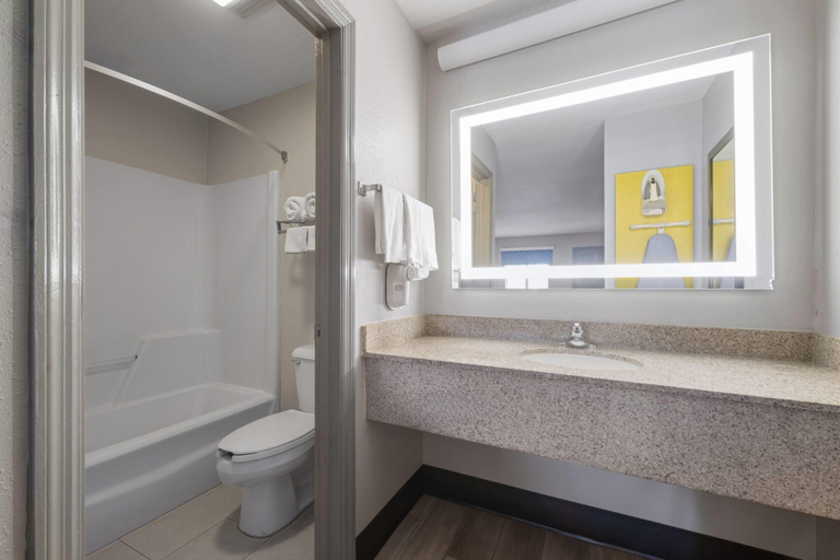 Bathroom 4, Days Inn by Wyndham Alma, Bacon