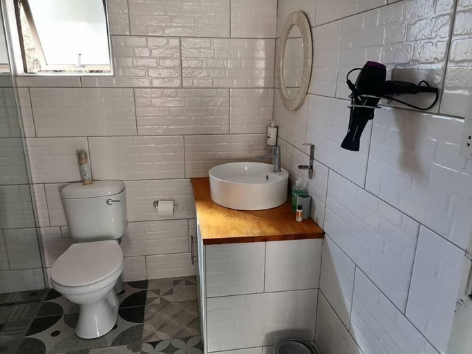 Bathroom, Moxwini Self Catering Apartments, Ngamiland East
