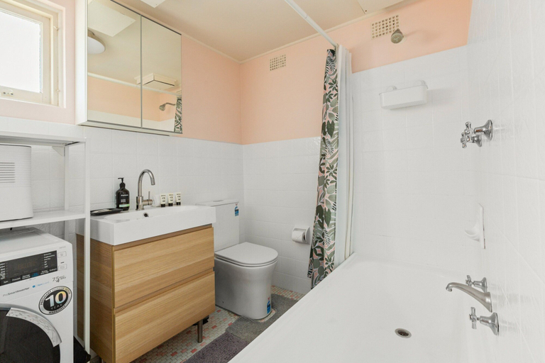 Bathroom, Cosy Sydenham 1-bed by Inner-west's Attractions, Sydney
