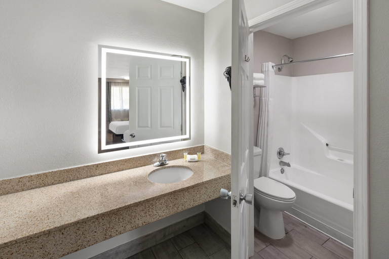 Bathroom 4, Days Inn by Wyndham Temple, Bell