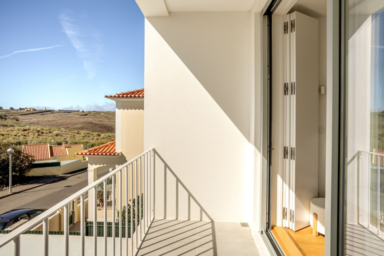 Room 5, Ericeira Modern Bright With Pool by Homing, Mafra