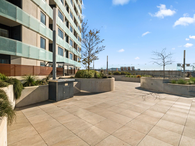 5, Light-Filled 1-Bed Apartment with Pool & Gym, Canberra