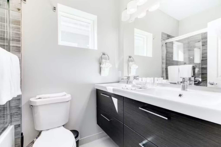 Room 2, Stylish 3BR Townhome Near Downtown The Heights, Houston