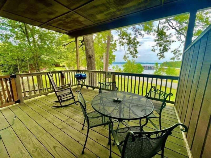 Outdoor dining 4, Lake view King Studio with full kitchen, deck overlooking Lake Ouachita, king bed and queen sleeper sofa by RedAwning, Montgomery