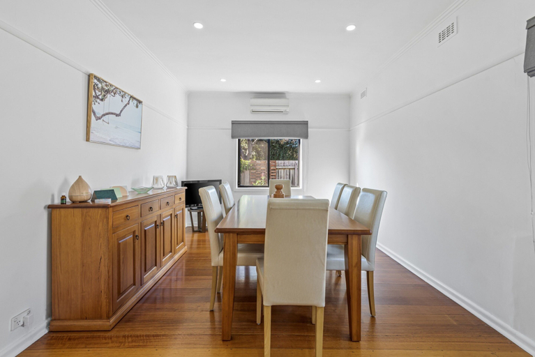 Dining 2, Spacious 3-bed With Outdoor Dining Near Airport, Melbourne