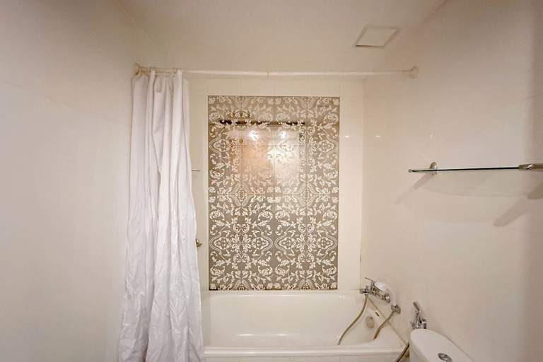 Bathroom 5, Spacious And Comfortable Living 3Br Apartment At Aryaduta Residence, Surabaya