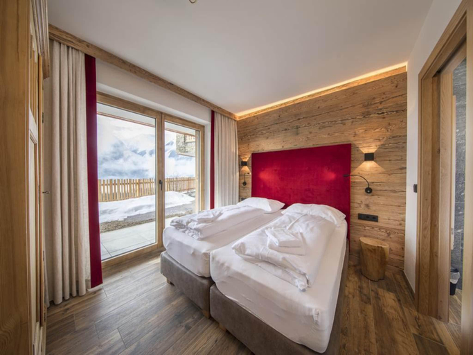 3, Rossberg Chalet with Panoramic View, Zell am See