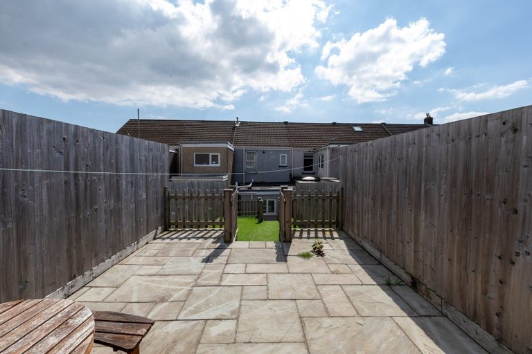 Exterior 2, Bright 3-bed Swansea House + Parking, Swansea