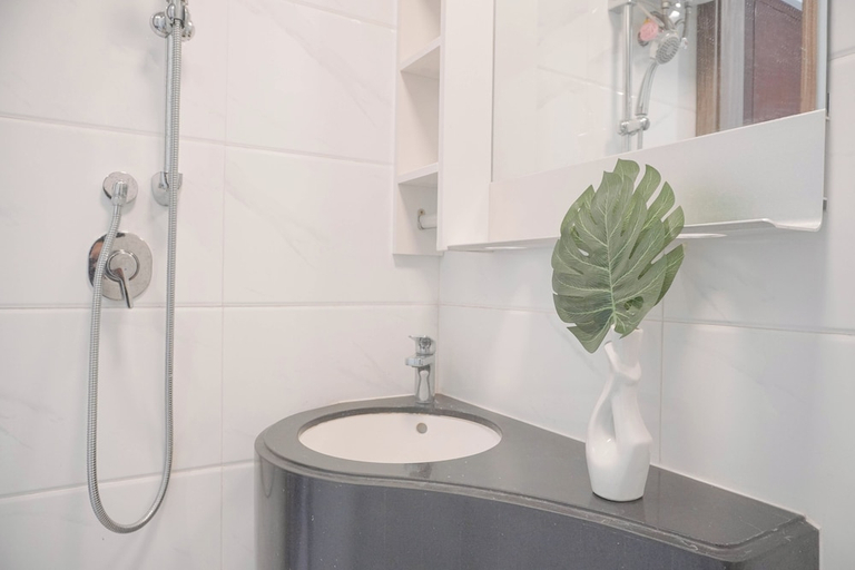 Bathroom 2, Comfy And Best Deal Studio Sky House Bsd Apartment Near Aeon, Tangerang Selatan
