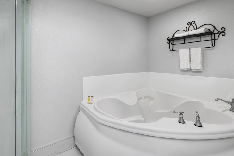 Bathroom 4, Red Lion Inn & Suites Lemoore, Kings