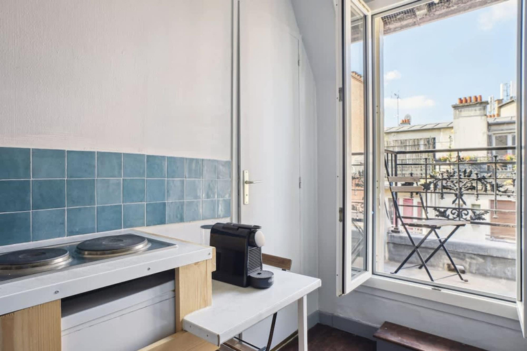 Private kitchenette 4, Charming Studio- Balcony in Montmartre- Mobility, Paris