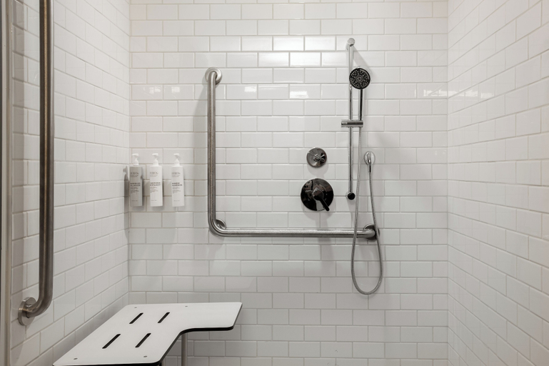 Bathroom 4, Spark by Hilton Toronto Airport, Toronto