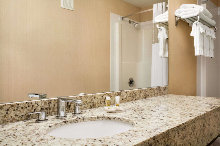 Bathroom 4, Days Inn & Suites by Wyndham Cochrane, Division No. 6