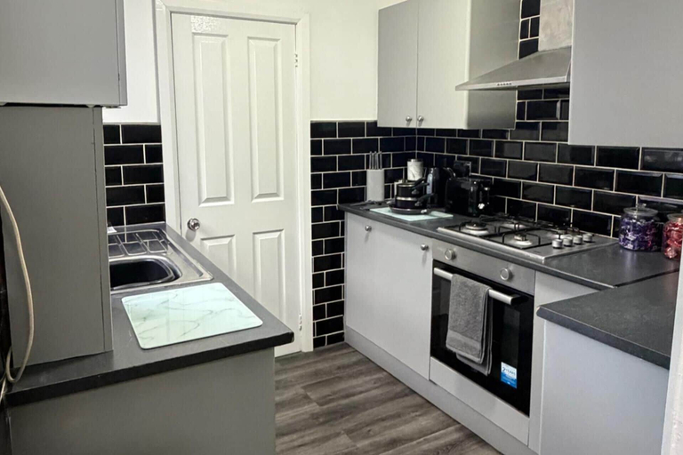 Private kitchen, 2 Bed Flat - Sleeps 3 - Parking - Wifi, South Tyneside