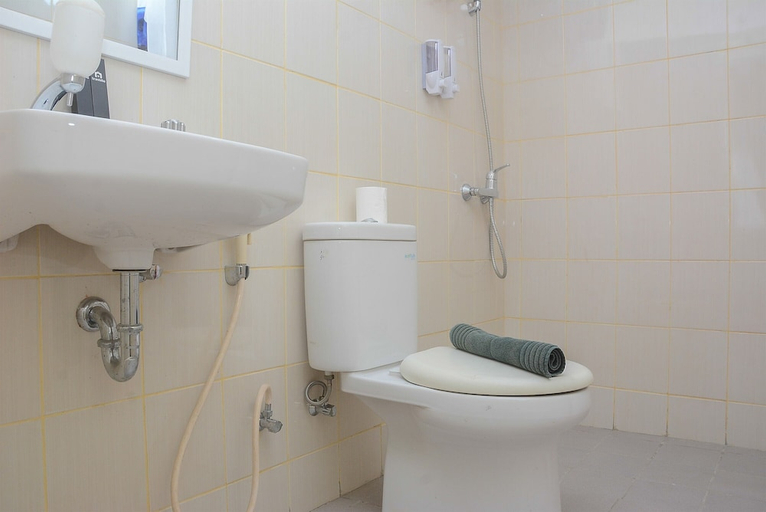 Bathroom 3, Comfy and Minimalist Studio at Amethyst Apartment, Central Jakarta