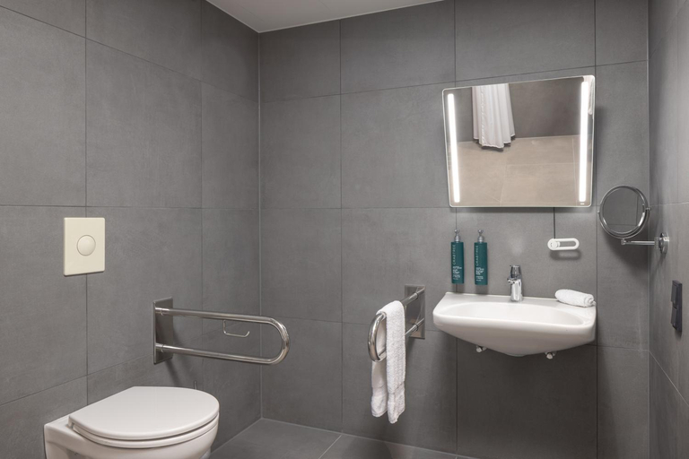 Bathroom 3, Hilton Dusseldorf, Düsseldorf