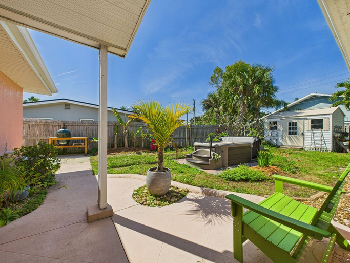 Room 5, 3 Bedroom 2 Bath Beachside House With Hot Tub, Brevard