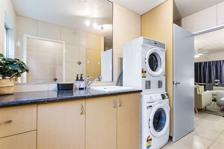 Private kitchen 4, Family-friendly Stay Walk to Beach & Parks, Maroochy - Maroochydore